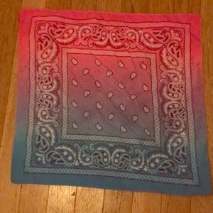 A blue and pink bandanna👍🏽